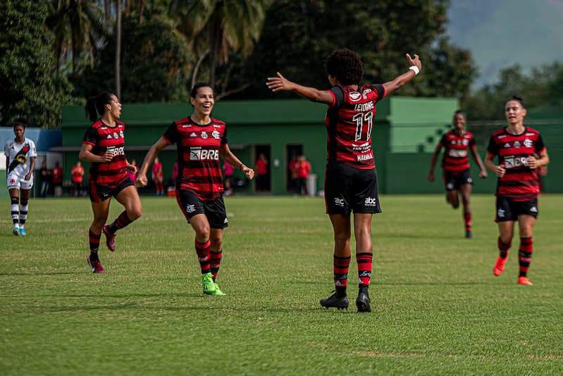 Joagdoras do Flamengo comemoram gol contra o Vasco.