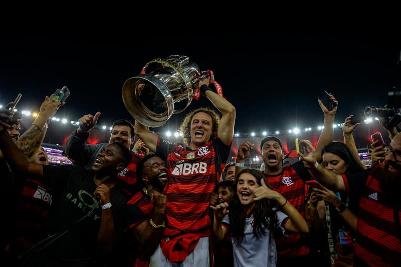 David Luiz com a taça da Copa do Brasil conquistada pelo Flamengo