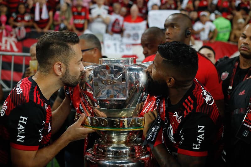 Everton Ribeiro e Rodinei beijando a taça da Copa do Brasil; time estreia contra o Maringá, bruno henrique de volta, negociação com Jorge Jesus e as últimas notícias