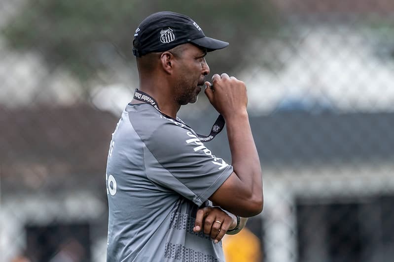 Orlando Ribeiro, técnico do Santos, tem problemas para enfrentar o Flamengo