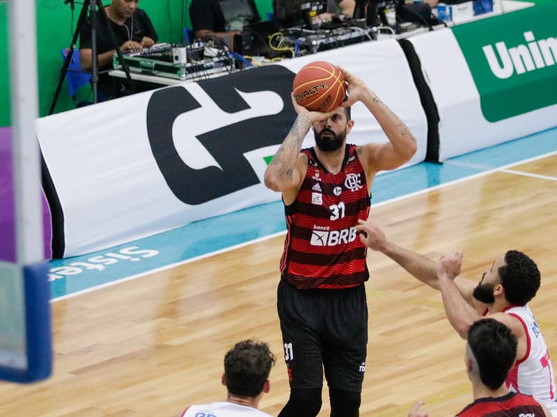 Faverani na vitória do Flamengo no NBB