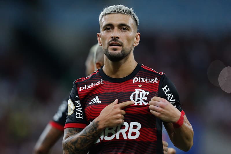 Arrascaeta comemora gol do Flamengo; jogador pode ajudar flamengo no mercador ao pedir naturalização e abrir vaga na lista de estrangeiros da CBF