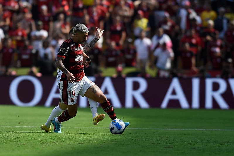Arrascaeta em jogo entre Flamengo e Athletico