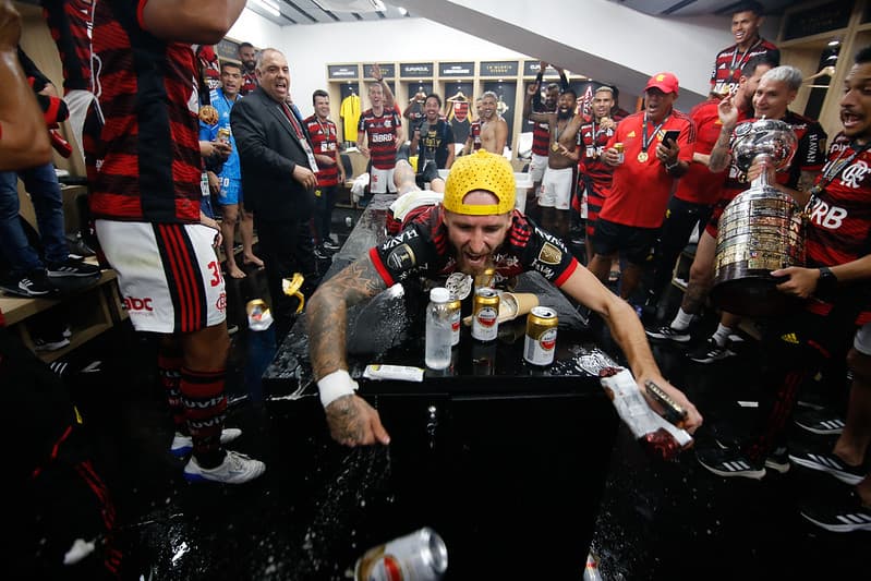 léo pereira mergulha nas cervas para vibrar o tri do flamengo