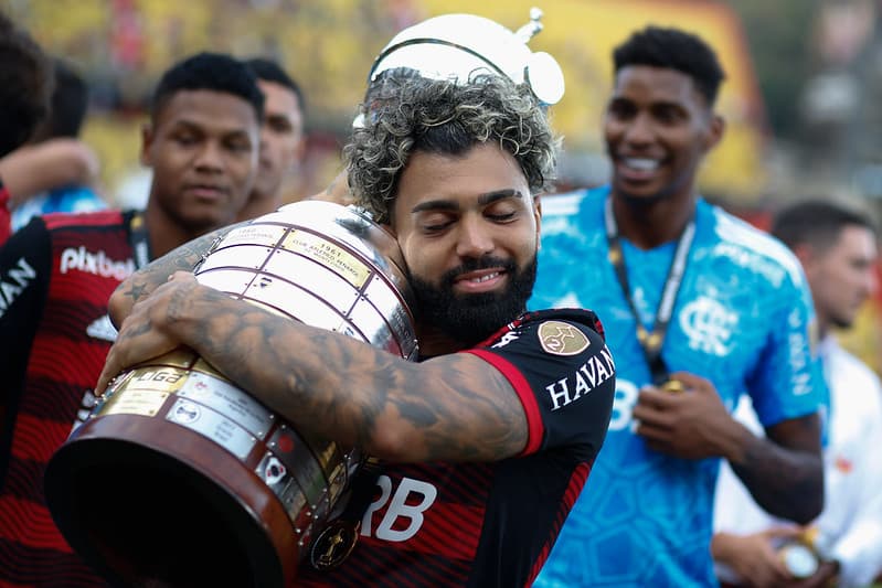 Gabigol com troféu após o Flamengo conquistar a Libertadores