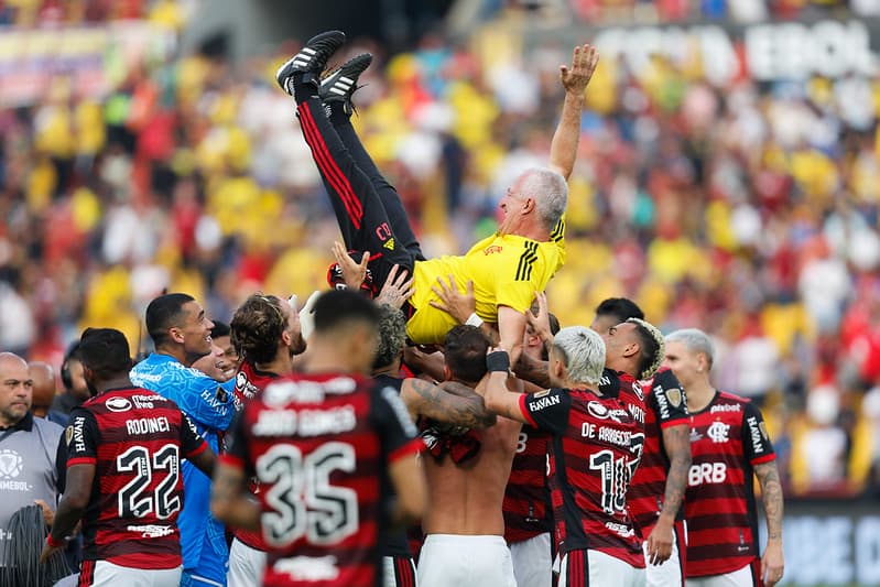 Dorival e jogadores do Flamengo comemorando o título da Libertadores