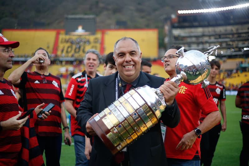 Marcos Braz com troféu da Libertadores após título do Flamengo em 2022; dirigente analisou grupo do Mengão no torneio em 2023