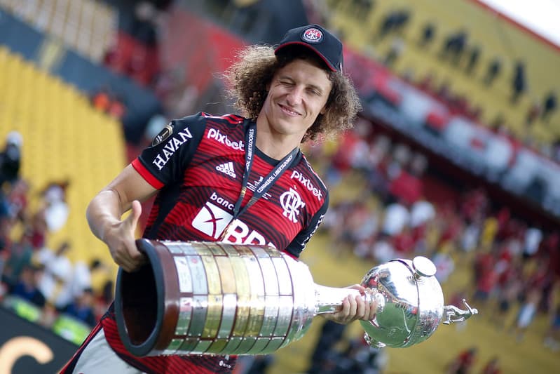 david luiz levanta a taça do flamengo