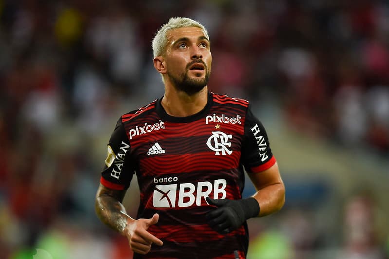 Arrascaeta com a camisa do Flamengo; jogador está na mira de ao menos cinco clubes europeus após desempenho na Copa do Mundo