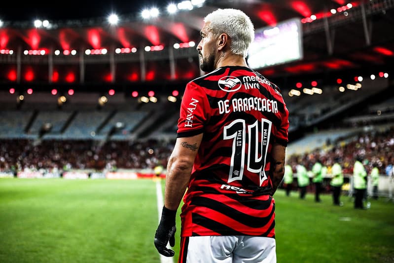 Arrascaeta na partida do Flamengo contra RB Bragantino; uruguaio é o líder de assistências no Brasileirão