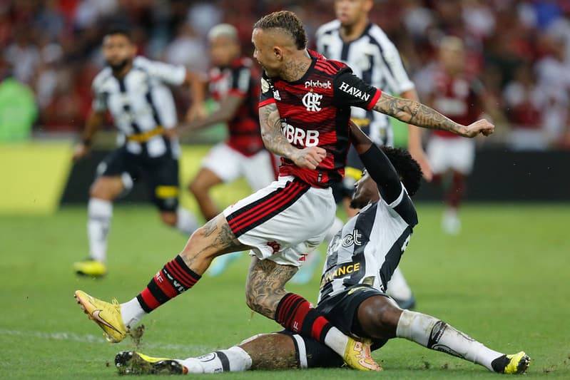 Cebolinha pelo Flamengo; jogador sofreu penalti claro não marcado pelo juiz
