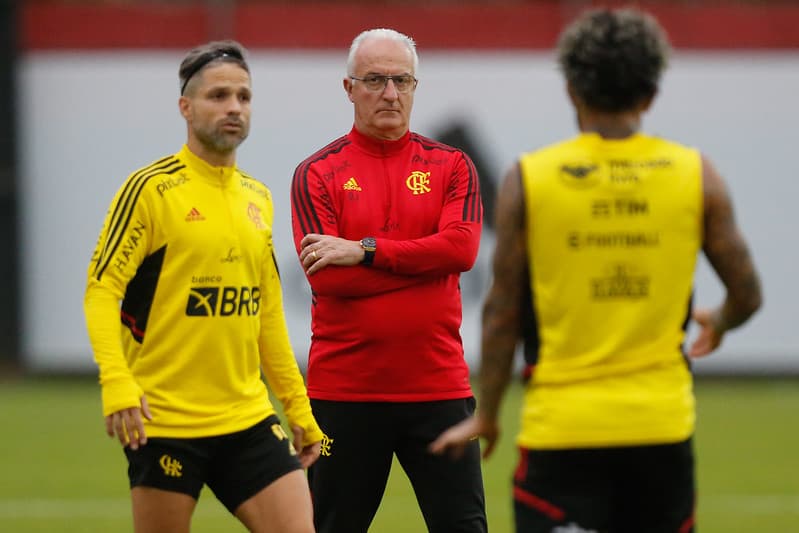 Dorival em treino do Flamengo; Mauro Cezar alerta sobre apego do treinador com jogadores do elenco