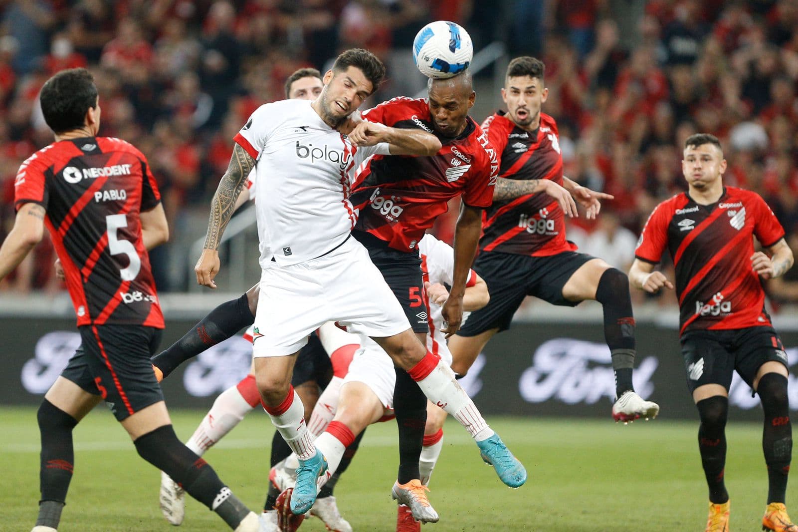 Hugo Moura e Fernandinho em partida contra o Estudiantes; jogadores projetaram grande final contra o Flamengo