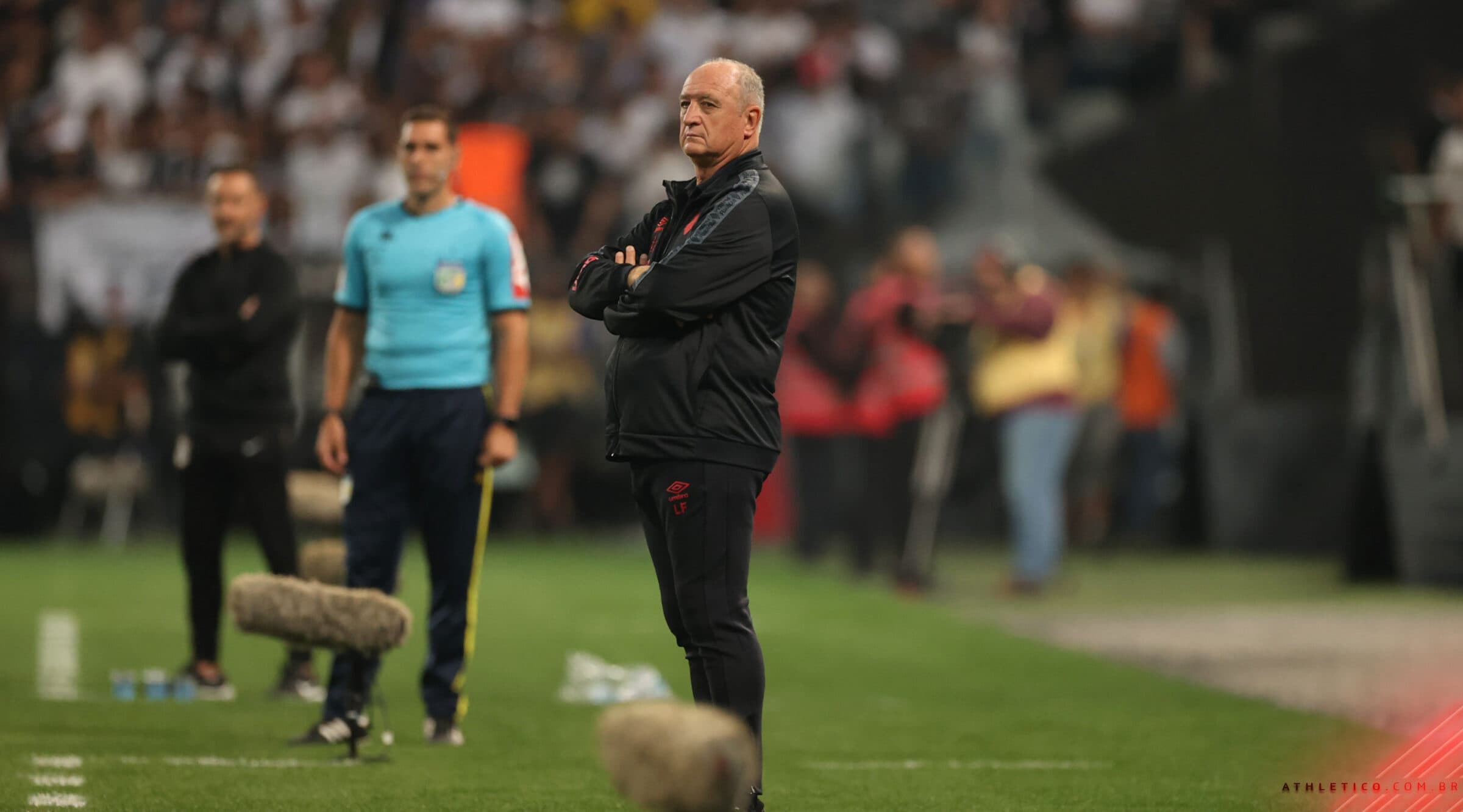 Felipão, técnico do Athletico-PR, na beira do gramado