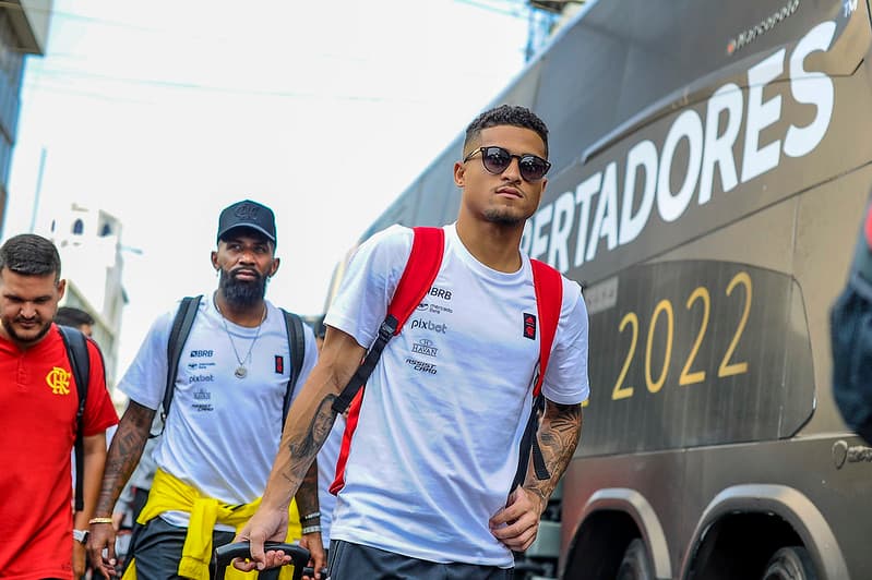 João Gomes no desembarque do Flamengo em Guayaquil; atleta tem propostas de Lyon e Wolverhampton e deve deixar ir para o clube de John Textor