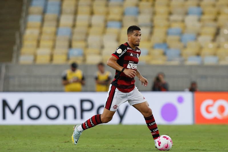 Joao Gomes em jogo do Flamengo; jogador está suspenso para final da Copa do Brasil