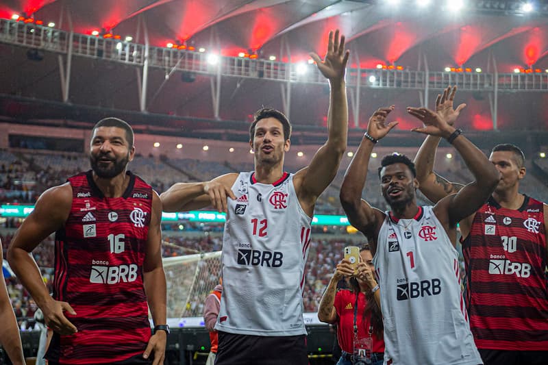 Jogadores de basquete do Flamengo no Maracanã; atletas entrarão acompanhados de animais para adoção na partida contra o Pinheiros pelo NBB