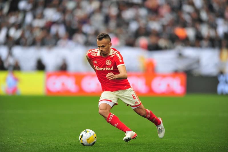 Renê é titular do Internacional e se diz chateado por ter que enfrentar os ex-companheiros de Flamengo