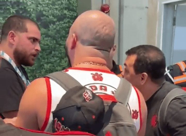Torcedores do Flamengo reclamando de serviço da Outsider Tours