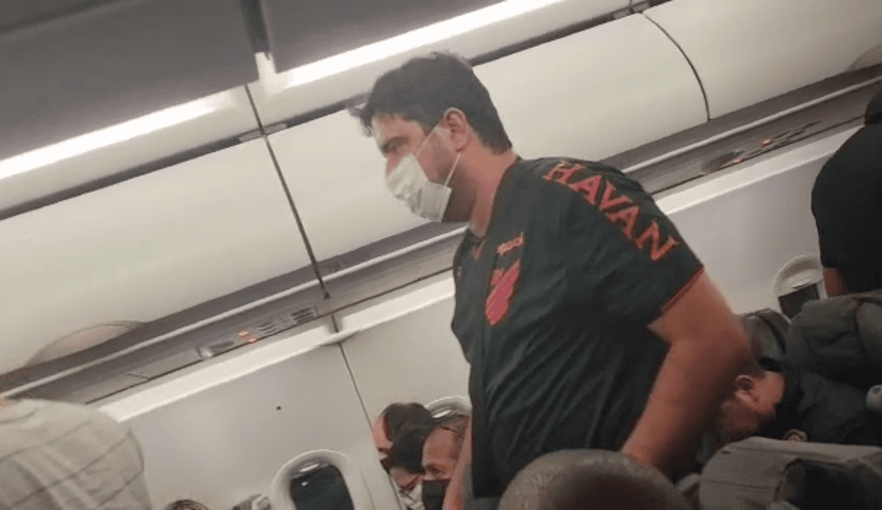 Torcedor paranaense que teria ameaçado crianças flamenguistas foi reconhecido em voo para Guayaquil