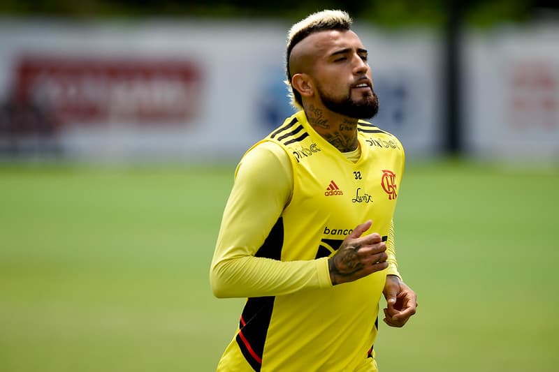 Vidal em treino do Flamengo; chileno será titular na partida contra o Corinthians
