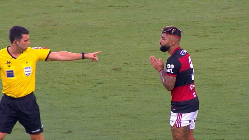 Gabigol é expulso por Flávio em jogo do Flamengo