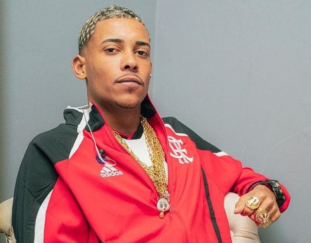 Poze do Rodo com casaco do Flamengo