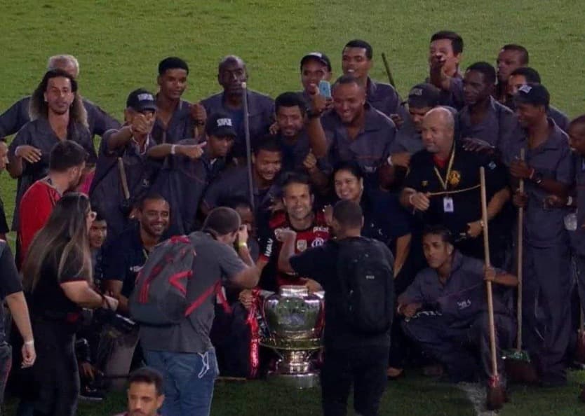 Diego tira foto com funcionários da limpeza do Maracanã