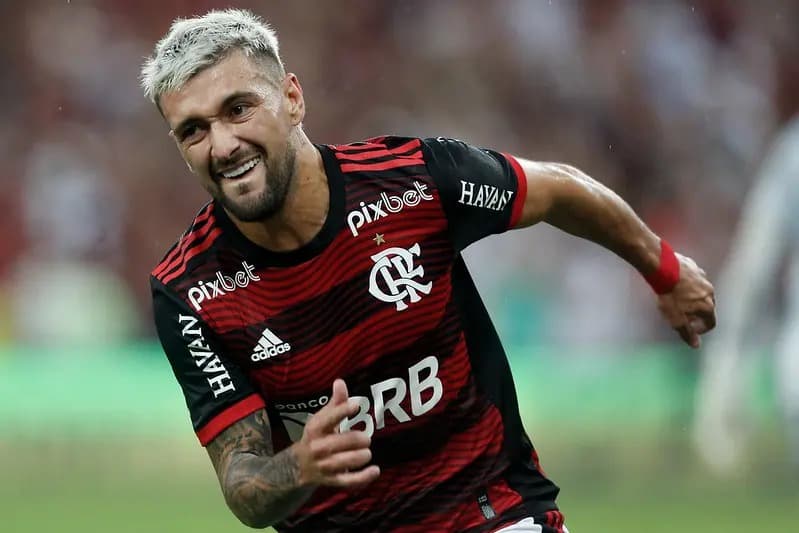 Arrascaeta comemora gol do Flamengo; torcedor batiza filho com nome do uruguaio para homenagear o ídolo