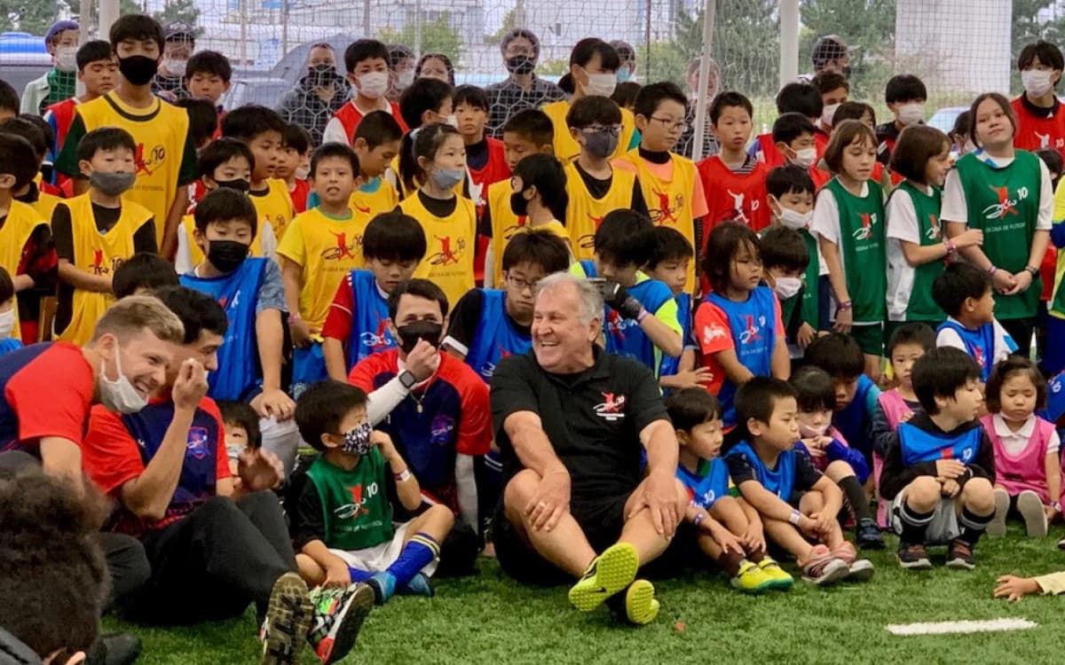 Zico presente na inauguração da nova Escola Zico 10, no Japão