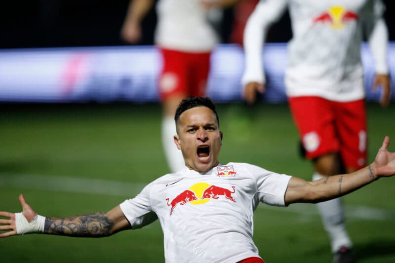 Artur comemora gol pelo Red Bull Bragantino; Marcos Braz afirmou que o Flamengo não negocia a contratação do atleta