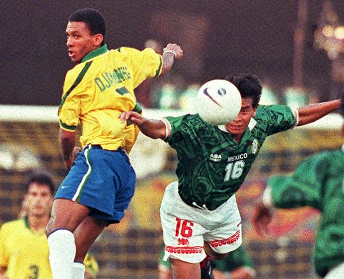 Djalminha em jogo da Seleção Brasileira; ex-jogador de Flamengo e Palmeiras comparou Abel Ferreira e Vitor Pereira