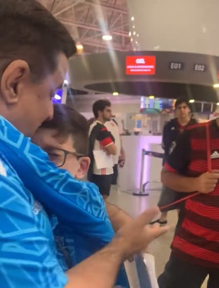 Pequeno torcedor do Flamengo se emociona ao descobrir que vai viajar para a final da Libertadores