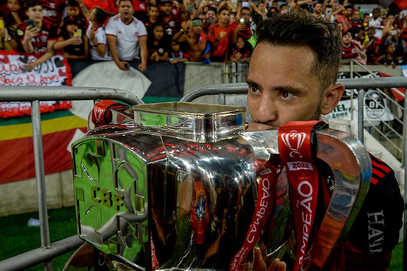 Everton Ribeiro celebra o título da Copa do Brasil beijando o troféu