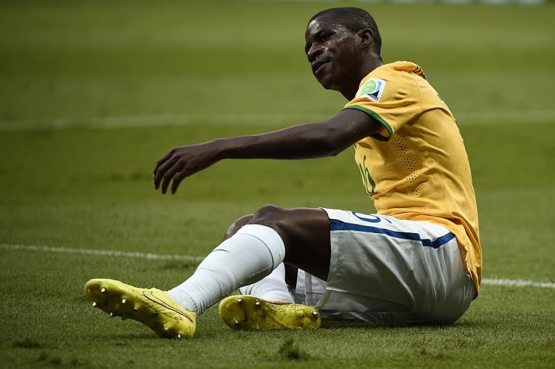 Ramires em campo com a camisa da Seleção Brasileira. Volante tinha o sonho de jogar no Flamengo