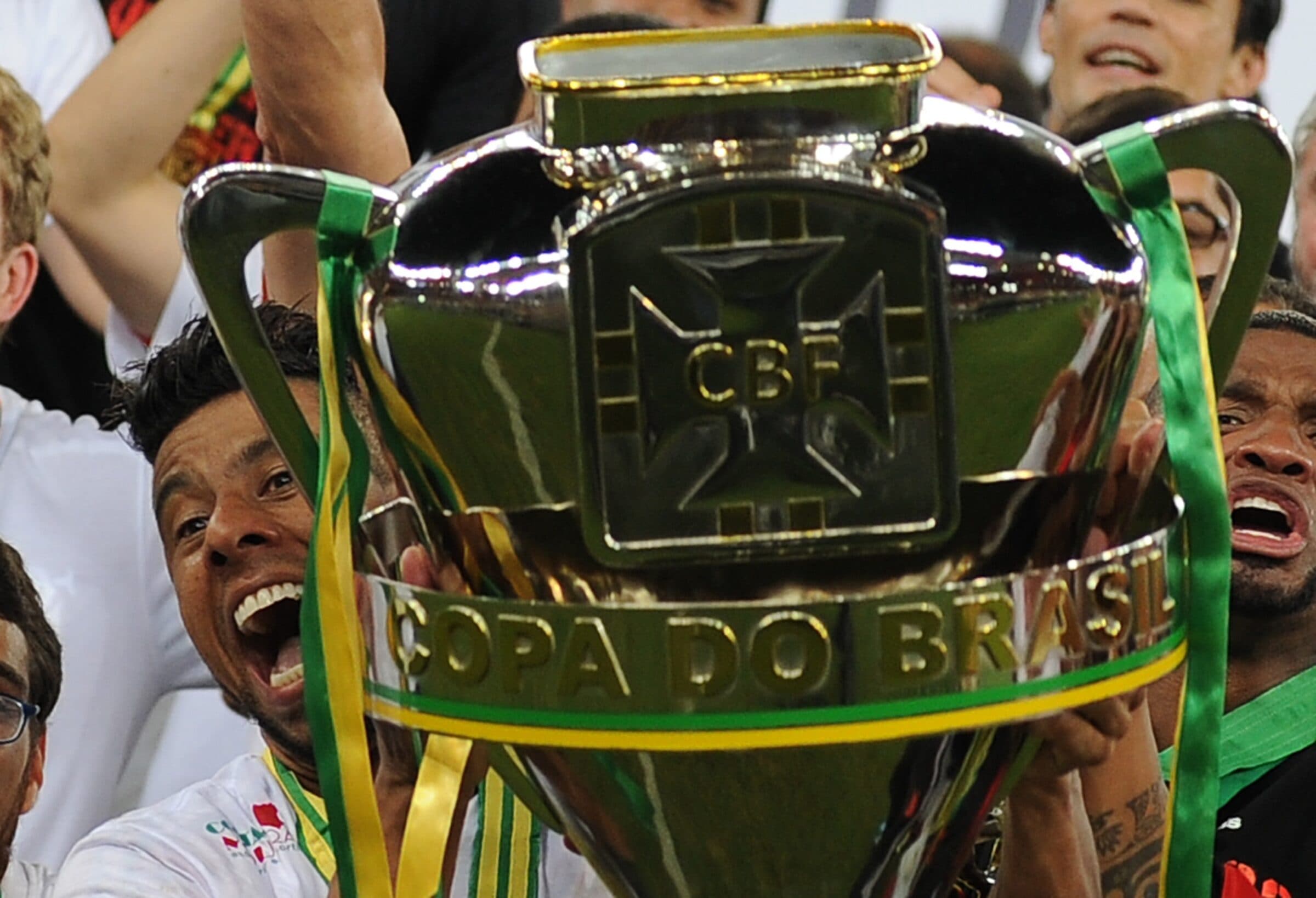 Capitão do Flamengo, Léo Moura levanta o troféu de campeão da Copa do Brasil de 2013 comandado pelo técnico Jayme de Almeida