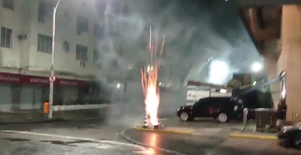 Foguetório de torcedores do Flamengo em frente ao hotel do Corinthians