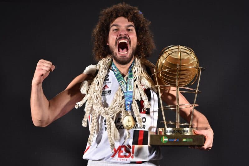 Anderson Varejão com os títulos que conquistou pelo Flamengo