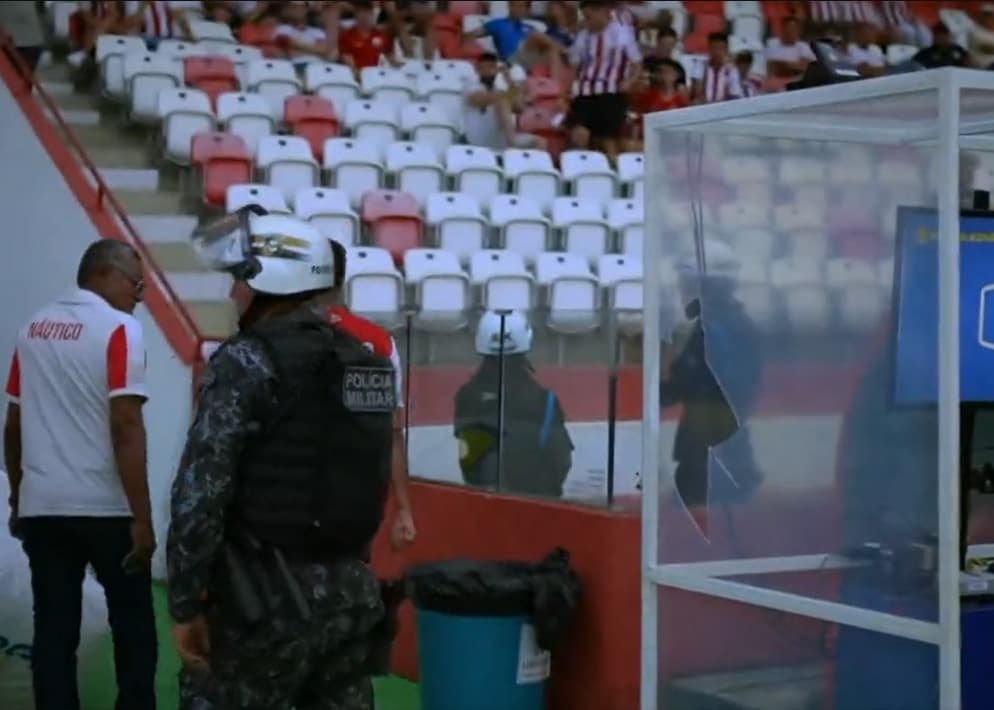 Cabine do VAR quebrada por Geuvânio, ex-jogador do Flamengo