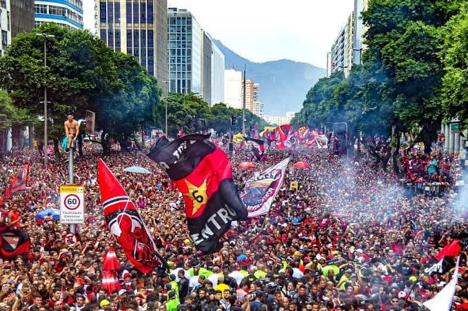 Torcida do Flamengo recebe time com festa após título da Libertadores