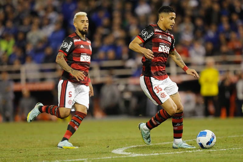 Vidal ao fundo de João Gomes, na vitória do Flamengo sobre o Vélez Sarsfield pela Libertadores