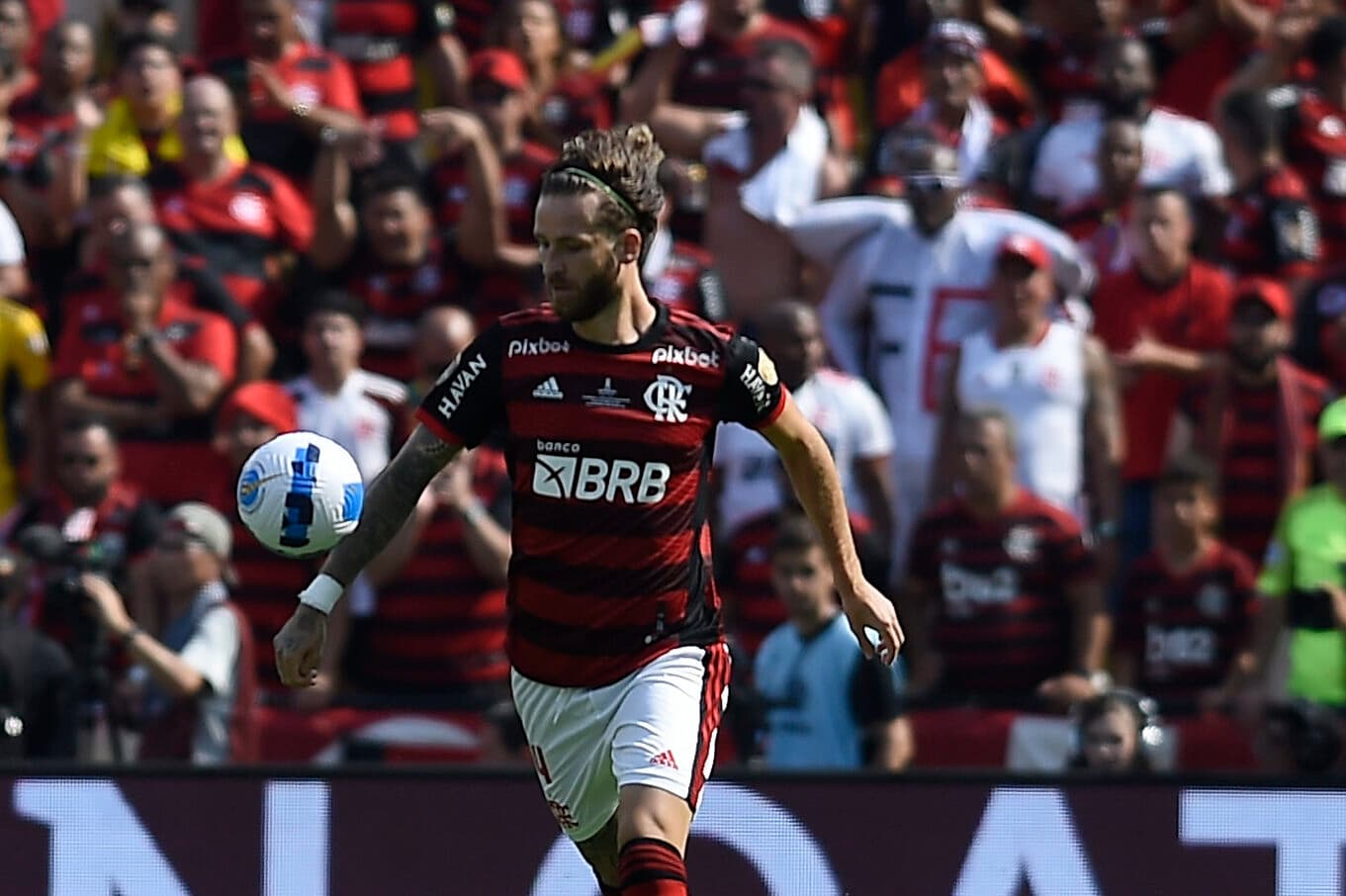 Léo Pereira domina mais uma vez as ações de saída de bola do Flamengo