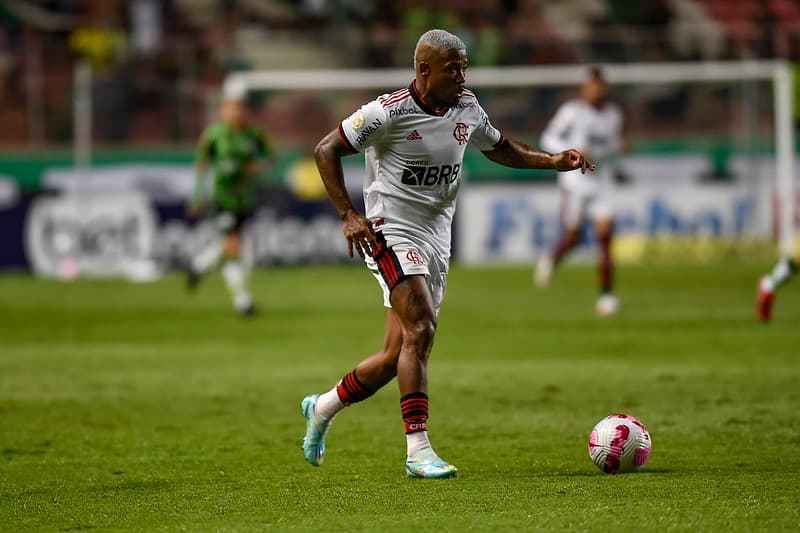 Marinho em busca do ataque na vitória do Flamengo sobre o América-MG, pelo Brasileirão