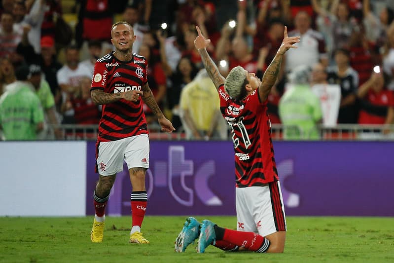 Pedro agradece após marcar mais um gol na vitória do Flamengo sobre o Red Bull Bragantino