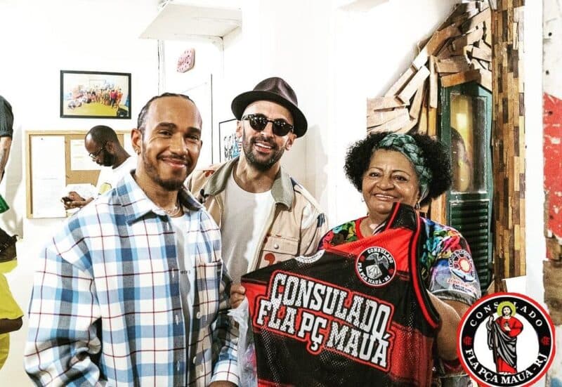 Lewis Hamilton visita consulado do Flamengo