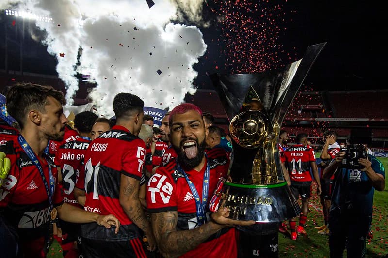 Gabigol com a taça do Brasileirão de 2020; novo camisa 10 do Flamengo pode se tornar o maior artilheiro do torneio