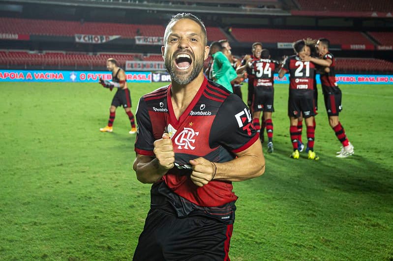 Diego Ribas comemorando título brasileiro pelo Flamengo