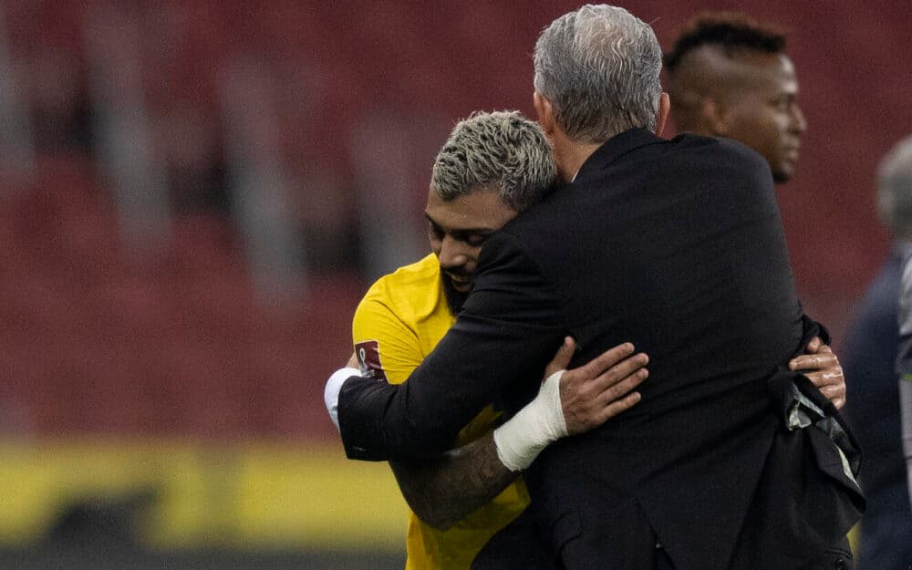 tite abraça gabigol em jogo do brasil