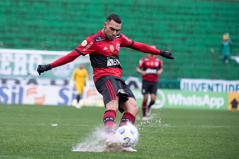 Matheuzinho em campo no Alfredo Jaconi na partida entre Flamengo e Juventude em 2021