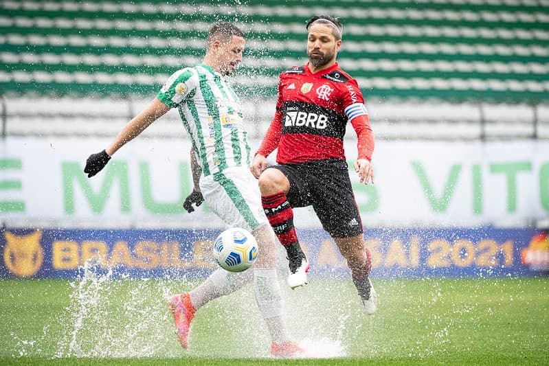 Diego Ribas em campo pelo Flamengo contra o Juventude